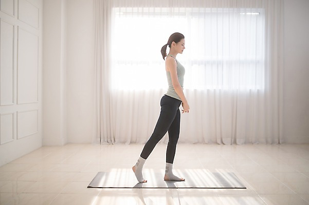 포토 JPG 전신 여자 요가 실내 건강 한명 서기 성인 옆모습 30대 운동 한국인 요가자세 매트 성인여자한명만 국내포토 1 웰빙 뷰포인트 포즈 모션 사람 동양인 내부 장년 여자한명만 성인여자만 파일형식