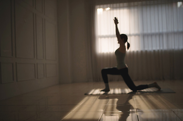 포토 JPG 전신 여자 요가 실내 건강 한명 앉기 성인 옆모습 아웃포커스 30대 운동 한국인 요가자세 매트 역광 성인여자한명만 무릎구부리기 국내포토 1 웰빙 뷰포인트 포즈 모션 촬영기법 사람 동양인 내부 장년 여자한명만 성인여자만 파일형식