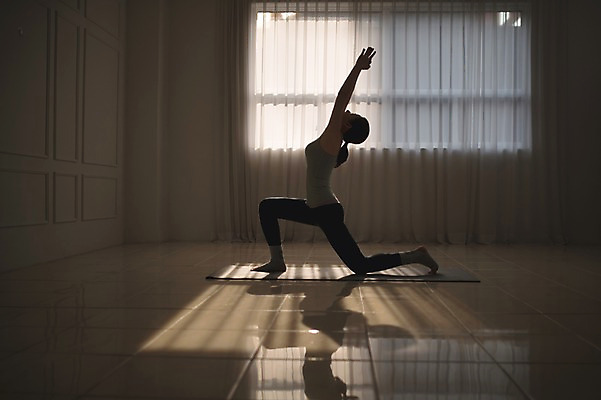 포토 JPG 전신 여자 요가 실내 건강 한명 앉기 성인 옆모습 30대 운동 한국인 요가자세 매트 역광 성인여자한명만 무릎구부리기 국내포토 1 웰빙 뷰포인트 포즈 모션 사람 동양인 내부 장년 여자한명만 성인여자만 파일형식