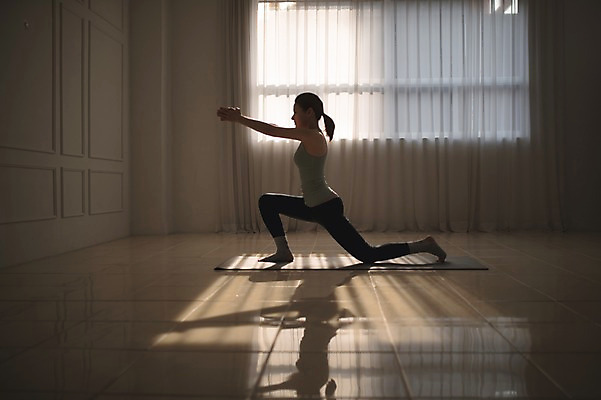 포토 JPG 전신 여자 요가 실내 건강 한명 앉기 성인 옆모습 30대 운동 한국인 요가자세 매트 역광 성인여자한명만 무릎구부리기 국내포토 1 웰빙 뷰포인트 포즈 모션 사람 동양인 내부 장년 여자한명만 성인여자만 파일형식