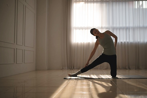 포토 JPG 전신 여자 요가 실내 건강 한명 성인 앞모습 30대 운동 한국인 요가자세 매트 역광 성인여자한명만 국내포토 1 웰빙 뷰포인트 포즈 사람 동양인 내부 장년 여자한명만 성인여자만 파일형식