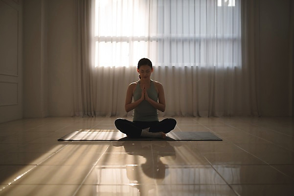 포토 JPG 전신 여자 요가 실내 건강 한명 앉기 성인 앞모습 30대 운동 한국인 요가자세 매트 역광 합장 성인여자한명만 국내포토 1 웰빙 뷰포인트 포즈 모션 사람 동양인 손짓 내부 장년 여자한명만 성인여자만 파일형식