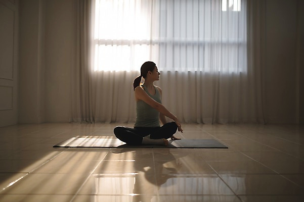 포토 JPG 전신 여자 요가 실내 건강 한명 앉기 성인 앞모습 30대 운동 한국인 요가자세 매트 역광 성인여자한명만 국내포토 1 웰빙 뷰포인트 포즈 모션 사람 동양인 내부 장년 여자한명만 성인여자만 파일형식