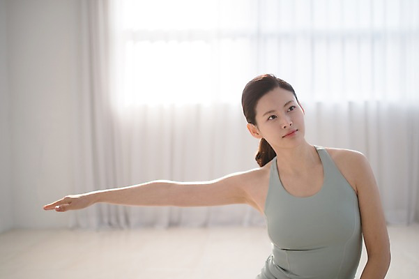 포토 JPG 여자 요가 실내 건강 한명 앉기 상반신 성인 앞모습 30대 운동 손들기 한국인 요가자세 성인여자한명만 국내포토 1 웰빙 뷰포인트 포즈 모션 사람 동양인 내부 장년 여자한명만 성인여자만 파일형식