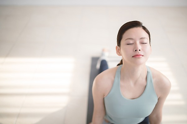 포토 JPG 여자 엎드리기 요가 실내 건강 한명 상반신 성인 앞모습 30대 운동 눈감음 한국인 요가자세 매트 성인여자한명만 국내포토 1 웰빙 뷰포인트 포즈 모션 사람 동양인 내부 장년 여자한명만 성인여자만 파일형식