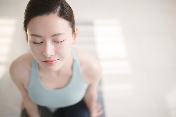 포토 JPG 여자 엎드리기 요가 실내 건강 한명 상반신 성인 앞모습 30대 운동 눈감음 한국인 요가자세 매트 성인여자한명만 국내포토 1 웰빙 뷰포인트 포즈 모션 사람 동양인 내부 장년 여자한명만 성인여자만 파일형식