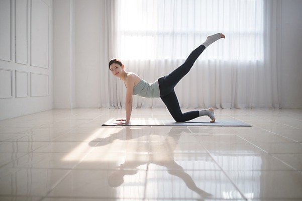 포토 JPG 전신 여자 요가 실내 건강 한명 성인 옆모습 30대 운동 한국인 요가자세 매트 다리들기 성인여자한명만 국내포토 1 웰빙 뷰포인트 포즈 모션 사람 동양인 내부 장년 여자한명만 성인여자만 파일형식