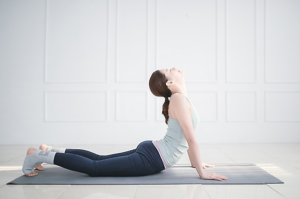 포토 JPG 전신 여자 엎드리기 요가 실내 건강 한명 성인 옆모습 30대 운동 한국인 요가자세 매트 성인여자한명만 국내포토 1 웰빙 뷰포인트 포즈 모션 사람 동양인 내부 장년 여자한명만 성인여자만 파일형식