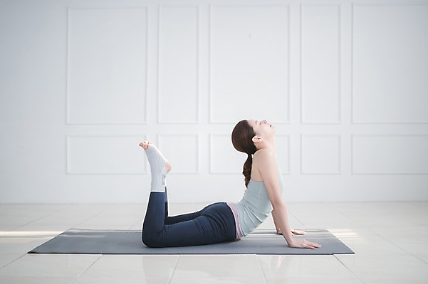 포토 JPG 전신 여자 엎드리기 요가 실내 건강 한명 성인 옆모습 30대 운동 한국인 요가자세 매트 다리들기 성인여자한명만 국내포토 1 웰빙 뷰포인트 포즈 모션 사람 동양인 내부 장년 여자한명만 성인여자만 파일형식