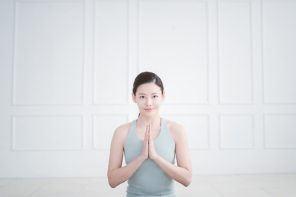 포토 JPG 여자 요가 실내 건강 한명 앉기 상반신 성인 앞모습 30대 운동 한국인 요가자세 매트 손모으기 합장 성인여자한명만 국내포토 1 웰빙 뷰포인트 포즈 모션 사람 동양인 손짓 내부 장년 여자한명만 성인여자만 파일형식