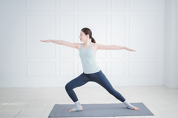 포토 JPG 전신 여자 요가 팔벌리기 실내 건강 한명 서기 성인 앞모습 30대 운동 한국인 요가자세 매트 성인여자한명만 무릎구부리기 국내포토 1 웰빙 뷰포인트 포즈 모션 사람 동양인 내부 장년 여자한명만 성인여자만 파일형식