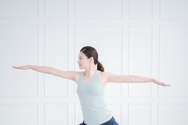 포토 JPG 여자 요가 팔벌리기 실내 건강 한명 서기 상반신 성인 앞모습 30대 운동 한국인 요가자세 매트 성인여자한명만 국내포토 1 웰빙 뷰포인트 포즈 모션 사람 동양인 내부 장년 여자한명만 성인여자만 파일형식