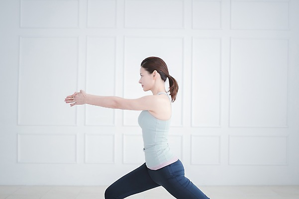 포토 JPG 여자 요가 실내 건강 한명 서기 상반신 성인 옆모습 30대 운동 손들기 한국인 요가자세 매트 성인여자한명만 국내포토 1 웰빙 뷰포인트 포즈 모션 사람 동양인 내부 장년 여자한명만 성인여자만 파일형식