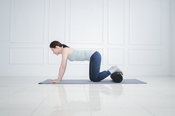 포토 JPG 전신 여자 엎드리기 실내 건강 한명 성인 옆모습 30대 운동 한국인 매트 폼롤러 필라테스 성인여자한명만 국내포토 1 뷰포인트 모션 사람 동양인 내부 장년 여자한명만 성인여자만 파일형식