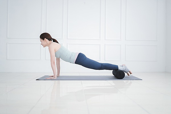 포토 JPG 전신 여자 엎드리기 실내 건강 한명 성인 옆모습 30대 운동 한국인 매트 폼롤러 필라테스 성인여자한명만 국내포토 1 뷰포인트 모션 사람 동양인 내부 장년 여자한명만 성인여자만 파일형식