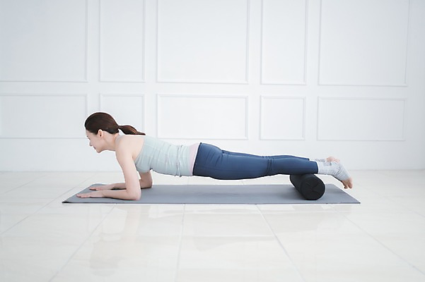 포토 JPG 전신 여자 엎드리기 실내 건강 한명 성인 옆모습 30대 운동 한국인 매트 폼롤러 필라테스 성인여자한명만 국내포토 1 뷰포인트 모션 사람 동양인 내부 장년 여자한명만 성인여자만 파일형식