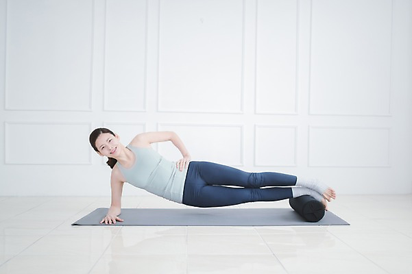 포토 JPG 전신 여자 실내 건강 한명 미소 성인 앞모습 30대 운동 한국인 매트 폼롤러 필라테스 성인여자한명만 국내포토 1 뷰포인트 표정 사람 동양인 내부 장년 여자한명만 성인여자만 파일형식