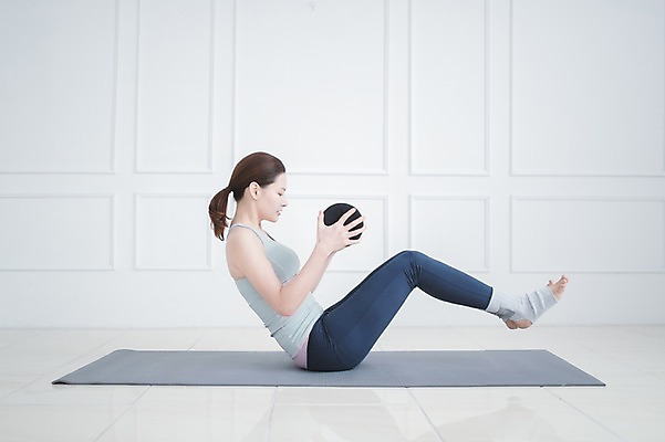 포토 JPG 전신 여자 실내 건강 한명 들기 성인 옆모습 30대 운동 한국인 매트 다리들기 폼롤러 필라테스 성인여자한명만 국내포토 1 뷰포인트 모션 사람 동양인 내부 장년 여자한명만 성인여자만 파일형식