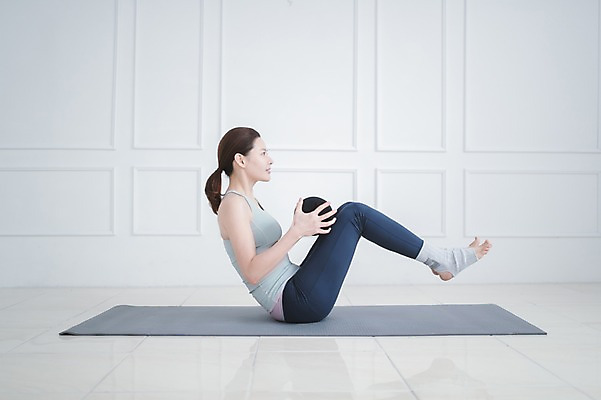 포토 JPG 전신 여자 실내 건강 한명 들기 성인 옆모습 30대 운동 한국인 매트 다리들기 폼롤러 필라테스 성인여자한명만 국내포토 1 뷰포인트 모션 사람 동양인 내부 장년 여자한명만 성인여자만 파일형식