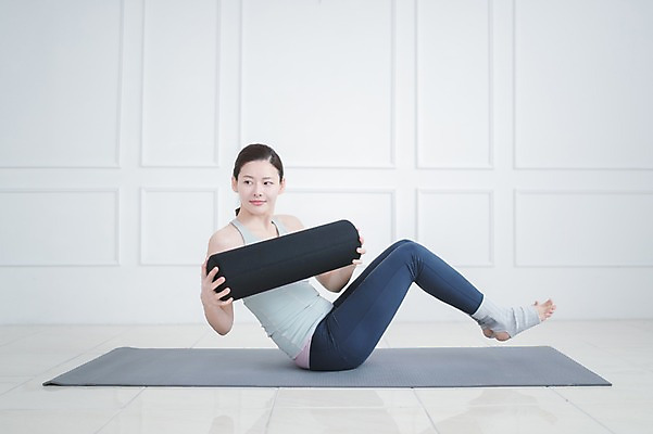 포토 JPG 전신 여자 실내 건강 한명 들기 성인 옆모습 30대 운동 한국인 매트 다리들기 폼롤러 필라테스 성인여자한명만 국내포토 1 뷰포인트 모션 사람 동양인 내부 장년 여자한명만 성인여자만 파일형식