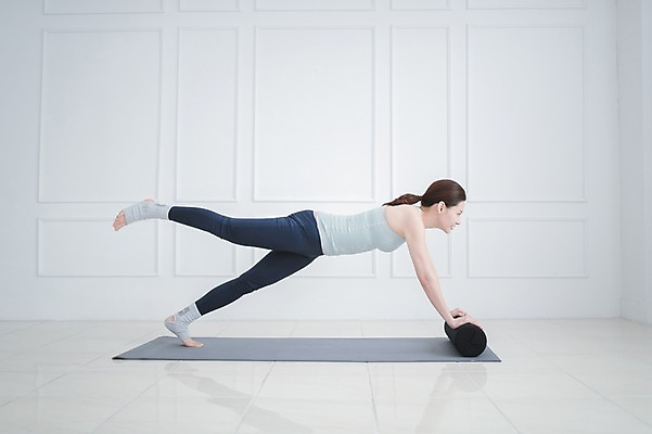 포토 JPG 전신 여자 엎드리기 실내 건강 한명 성인 옆모습 30대 운동 한국인 매트 다리들기 폼롤러 필라테스 성인여자한명만 국내포토 1 뷰포인트 모션 사람 동양인 내부 장년 여자한명만 성인여자만 파일형식