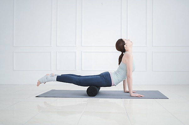 포토 JPG 전신 여자 엎드리기 실내 건강 한명 성인 옆모습 30대 운동 한국인 매트 다리들기 폼롤러 필라테스 성인여자한명만 국내포토 1 뷰포인트 모션 사람 동양인 내부 장년 여자한명만 성인여자만 파일형식