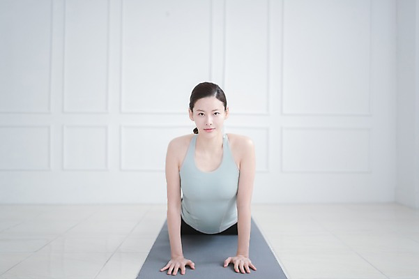 포토 JPG 여자 엎드리기 실내 건강 한명 상반신 성인 앞모습 30대 운동 한국인 매트 폼롤러 필라테스 성인여자한명만 국내포토 1 뷰포인트 모션 사람 동양인 내부 장년 여자한명만 성인여자만 파일형식