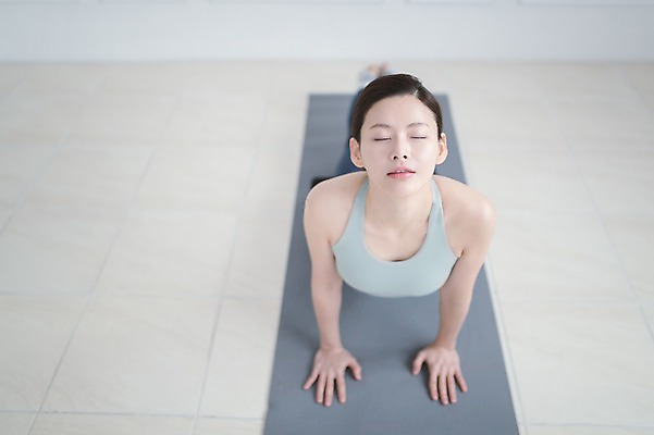 포토 JPG 여자 엎드리기 실내 건강 한명 상반신 성인 앞모습 30대 운동 눈감음 한국인 매트 폼롤러 필라테스 성인여자한명만 국내포토 1 뷰포인트 모션 사람 동양인 내부 장년 여자한명만 성인여자만 파일형식