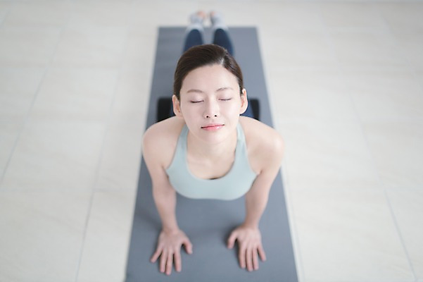 포토 JPG 전신 여자 엎드리기 실내 건강 한명 성인 앞모습 30대 운동 눈감음 한국인 매트 폼롤러 필라테스 성인여자한명만 국내포토 1 뷰포인트 모션 사람 동양인 내부 장년 여자한명만 성인여자만 파일형식