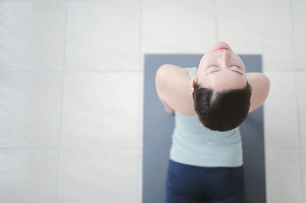 포토 JPG 여자 엎드리기 실내 건강 한명 상반신 성인 뒷모습 30대 운동 눈감음 한국인 매트 폼롤러 필라테스 성인여자한명만 국내포토 1 뷰포인트 모션 사람 동양인 내부 장년 여자한명만 성인여자만 파일형식