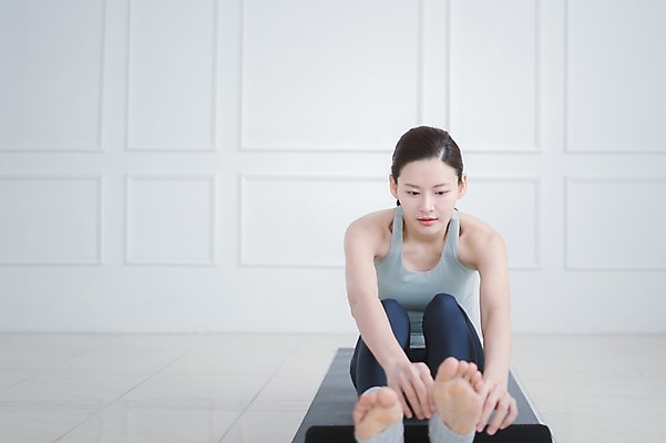 포토 JPG 전신 여자 실내 건강 한명 앉기 성인 앞모습 30대 운동 한국인 매트 폼롤러 필라테스 성인여자한명만 국내포토 1 뷰포인트 모션 사람 동양인 내부 장년 여자한명만 성인여자만 파일형식