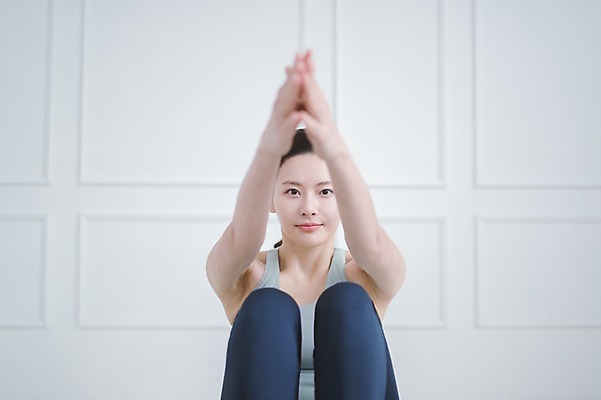 포토 JPG 여자 실내 건강 한명 앉기 상반신 성인 앞모습 30대 운동 손들기 한국인 매트 폼롤러 필라테스 성인여자한명만 국내포토 1 뷰포인트 모션 사람 동양인 내부 장년 여자한명만 성인여자만 파일형식