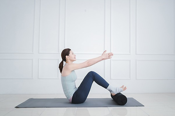 포토 JPG 전신 여자 실내 건강 한명 앉기 성인 옆모습 30대 운동 손들기 한국인 매트 폼롤러 필라테스 성인여자한명만 국내포토 1 뷰포인트 모션 사람 동양인 내부 장년 여자한명만 성인여자만 파일형식