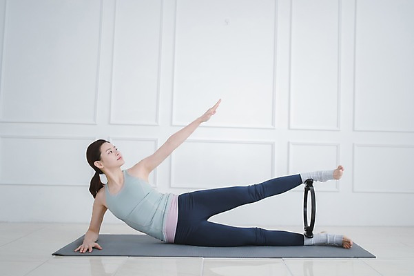 포토 JPG 전신 여자 실내 건강 한명 성인 앞모습 30대 눕기 운동 손들기 한국인 매트 필라테스 성인여자한명만 필라테스링 국내포토 1 뷰포인트 모션 사람 동양인 내부 장년 여자한명만 성인여자만 파일형식