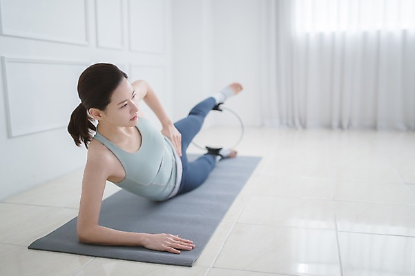 포토 JPG 전신 여자 허리손 실내 건강 한명 성인 30대 운동 한국인 매트 다리들기 필라테스 성인여자한명만 필라테스링 국내포토 1 포즈 모션 사람 동양인 내부 장년 여자한명만 성인여자만 파일형식