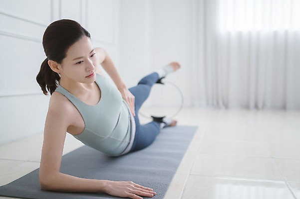 포토 JPG 전신 여자 허리손 실내 건강 한명 성인 30대 운동 한국인 매트 다리들기 필라테스 성인여자한명만 필라테스링 국내포토 1 포즈 모션 사람 동양인 내부 장년 여자한명만 성인여자만 파일형식