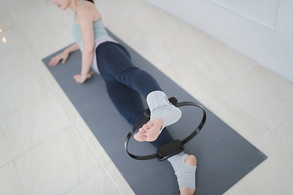 포토 JPG 전신 여자 실내 건강 한명 성인 30대 운동 한국인 매트 다리들기 필라테스 성인여자한명만 필라테스링 국내포토 1 모션 사람 동양인 내부 장년 여자한명만 성인여자만 파일형식