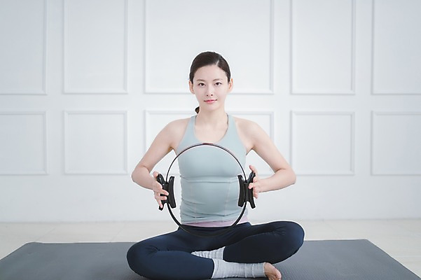 포토 JPG 전신 여자 실내 건강 한명 들기 앉기 성인 앞모습 30대 운동 한국인 매트 필라테스 성인여자한명만 필라테스링 국내포토 1 뷰포인트 모션 사람 동양인 내부 장년 여자한명만 성인여자만 파일형식