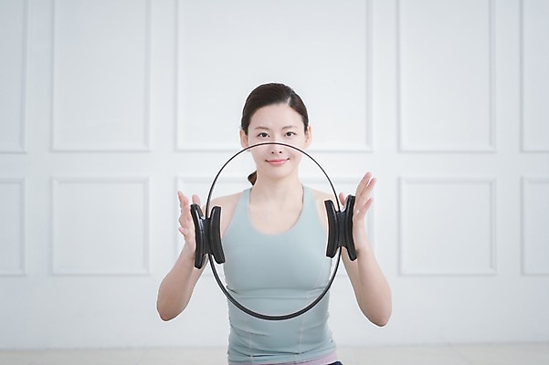 포토 JPG 여자 실내 건강 한명 들기 앉기 상반신 성인 앞모습 30대 운동 한국인 필라테스 성인여자한명만 필라테스링 국내포토 1 뷰포인트 모션 사람 동양인 내부 장년 여자한명만 성인여자만 파일형식