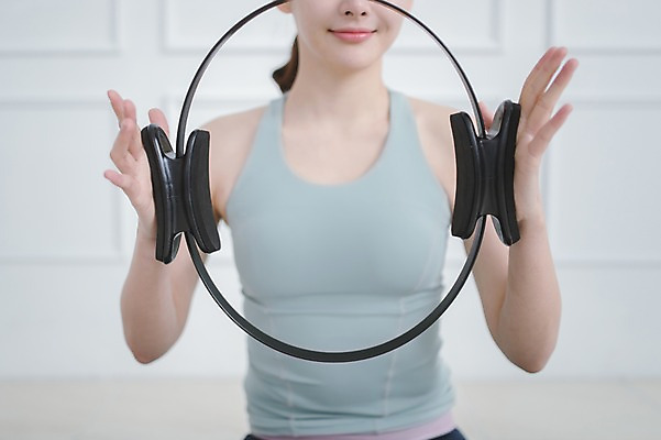 포토 JPG 여자 실내 건강 한명 들기 앉기 상반신 성인 앞모습 30대 운동 한국인 필라테스 성인여자한명만 필라테스링 국내포토 1 뷰포인트 모션 사람 동양인 내부 장년 여자한명만 성인여자만 파일형식