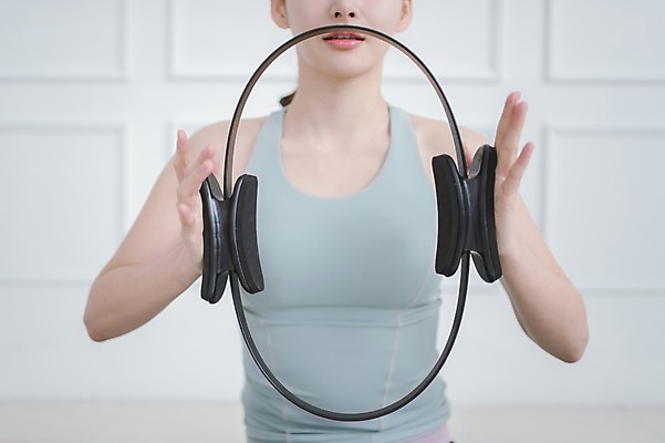 포토 JPG 여자 실내 건강 한명 들기 앉기 상반신 성인 앞모습 30대 운동 한국인 필라테스 성인여자한명만 필라테스링 국내포토 1 뷰포인트 모션 사람 동양인 내부 장년 여자한명만 성인여자만 파일형식