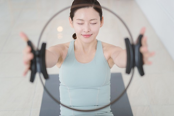 포토 JPG 여자 실내 건강 한명 들기 앉기 상반신 성인 앞모습 30대 운동 눈감음 한국인 매트 필라테스 성인여자한명만 필라테스링 국내포토 1 뷰포인트 모션 사람 동양인 내부 장년 여자한명만 성인여자만 파일형식