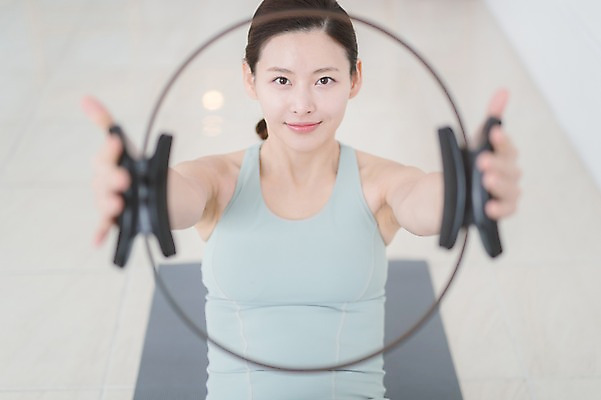 포토 JPG 여자 실내 건강 한명 들기 앉기 상반신 성인 앞모습 30대 운동 한국인 매트 필라테스 성인여자한명만 필라테스링 국내포토 1 뷰포인트 모션 사람 동양인 내부 장년 여자한명만 성인여자만 파일형식