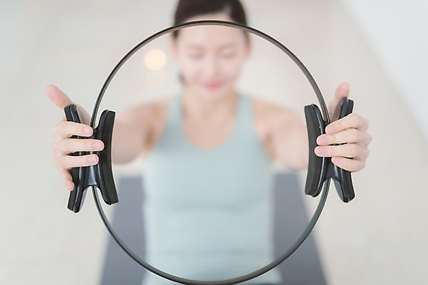 포토 JPG 여자 실내 건강 한명 들기 앉기 상반신 성인 앞모습 아웃포커스 30대 운동 눈감음 한국인 매트 필라테스 성인여자한명만 필라테스링 국내포토 1 뷰포인트 모션 촬영기법 사람 동양인 내부 장년 여자한명만 성인여자만 파일형식