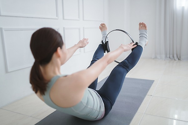 포토 JPG 전신 여자 실내 건강 한명 들기 앉기 성인 30대 운동 한국인 매트 다리들기 필라테스 성인여자한명만 필라테스링 국내포토 1 모션 사람 동양인 내부 장년 여자한명만 성인여자만 파일형식