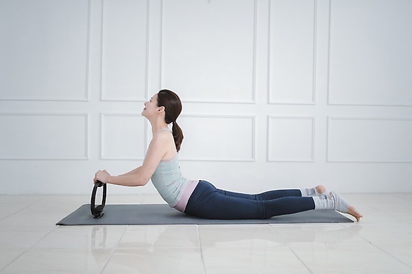 포토 JPG 전신 여자 엎드리기 실내 건강 한명 성인 옆모습 30대 운동 한국인 매트 필라테스 성인여자한명만 필라테스링 국내포토 1 뷰포인트 모션 사람 동양인 내부 장년 여자한명만 성인여자만 파일형식