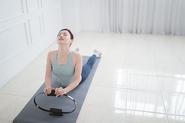 포토 JPG 전신 여자 엎드리기 실내 건강 한명 성인 앞모습 30대 운동 눈감음 한국인 매트 고개들기 필라테스 성인여자한명만 필라테스링 국내포토 1 뷰포인트 모션 사람 동양인 내부 장년 여자한명만 성인여자만 파일형식