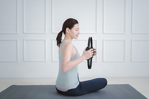 포토 JPG 전신 여자 실내 건강 한명 들기 앉기 성인 옆모습 30대 운동 눈감음 한국인 매트 필라테스 성인여자한명만 필라테스링 국내포토 1 뷰포인트 모션 사람 동양인 내부 장년 여자한명만 성인여자만 파일형식