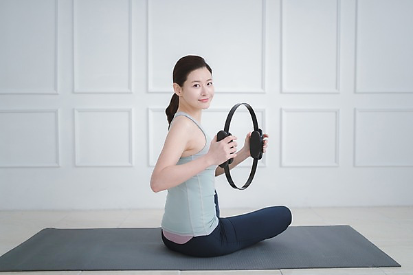 포토 JPG 전신 여자 실내 건강 한명 들기 앉기 성인 옆모습 30대 운동 한국인 매트 필라테스 성인여자한명만 필라테스링 국내포토 1 뷰포인트 모션 사람 동양인 내부 장년 여자한명만 성인여자만 파일형식