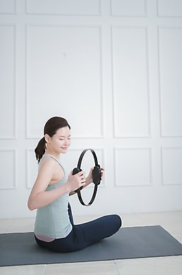 포토 JPG 전신 여자 실내 건강 한명 들기 앉기 성인 옆모습 30대 운동 눈감음 한국인 매트 필라테스 성인여자한명만 필라테스링 국내포토 1 뷰포인트 모션 사람 동양인 내부 장년 여자한명만 성인여자만 파일형식